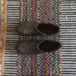 Ankle boot with zipper detail